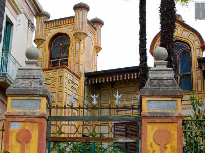 Sulle due colonne di ingresso troviamo un nome inciso: Leonardo Cuscianna. Si tratta di colui che alla fine dell�800 costru� la villa